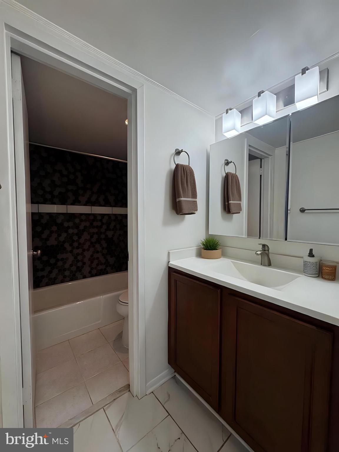 HUNTINGTON CLUB - Residential Lease