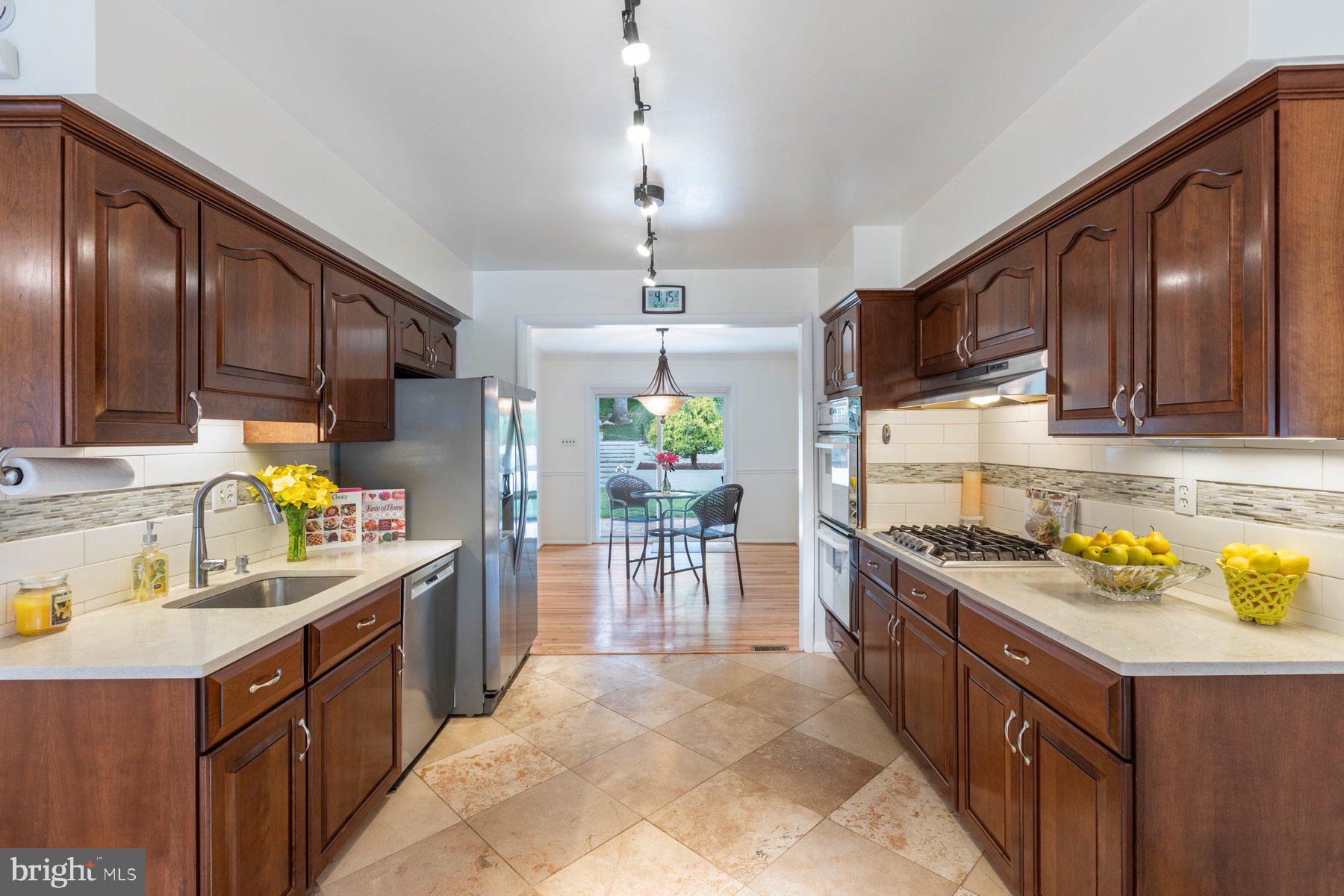 MANOR WOODS - Residential