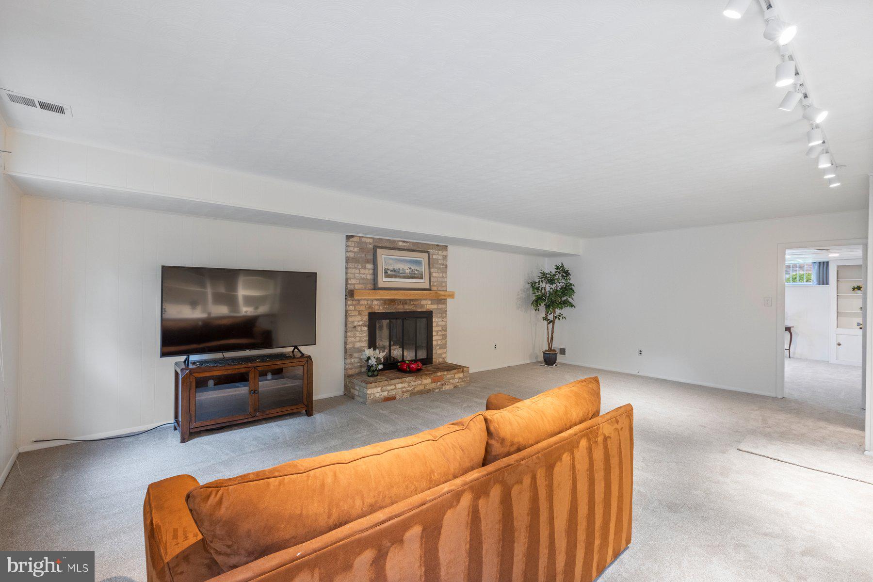 MANOR WOODS - Residential