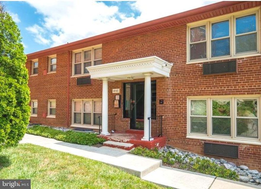 Well-maintained 2 bed 1 bath condo available for rent in a prime location .
Quartz countertops, white kitchen, white and gray bathroom, and a beautiful neutral wall color. Upgrades include: Newer Stove/Hood, Newer carpet , bathroom renovated recently.
The landlord is seeking reliable , long-terms tenants.