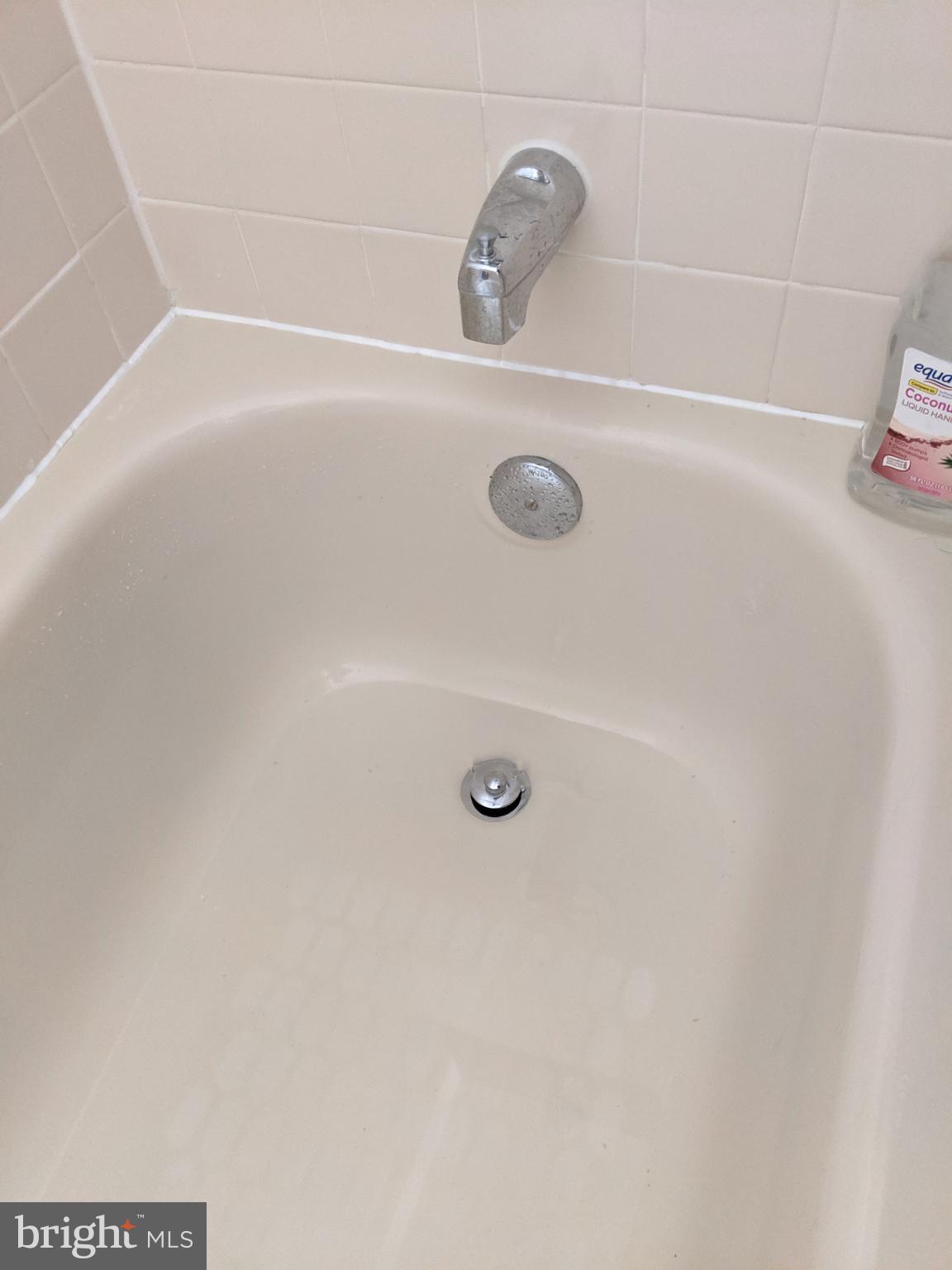 Modern 2br 2bath Penthouse Condo unit on 3rd Floor. Washer/Dryer, modern floors, newly painted, modern kitchen and baths. Income and credit reviewed, available today.
