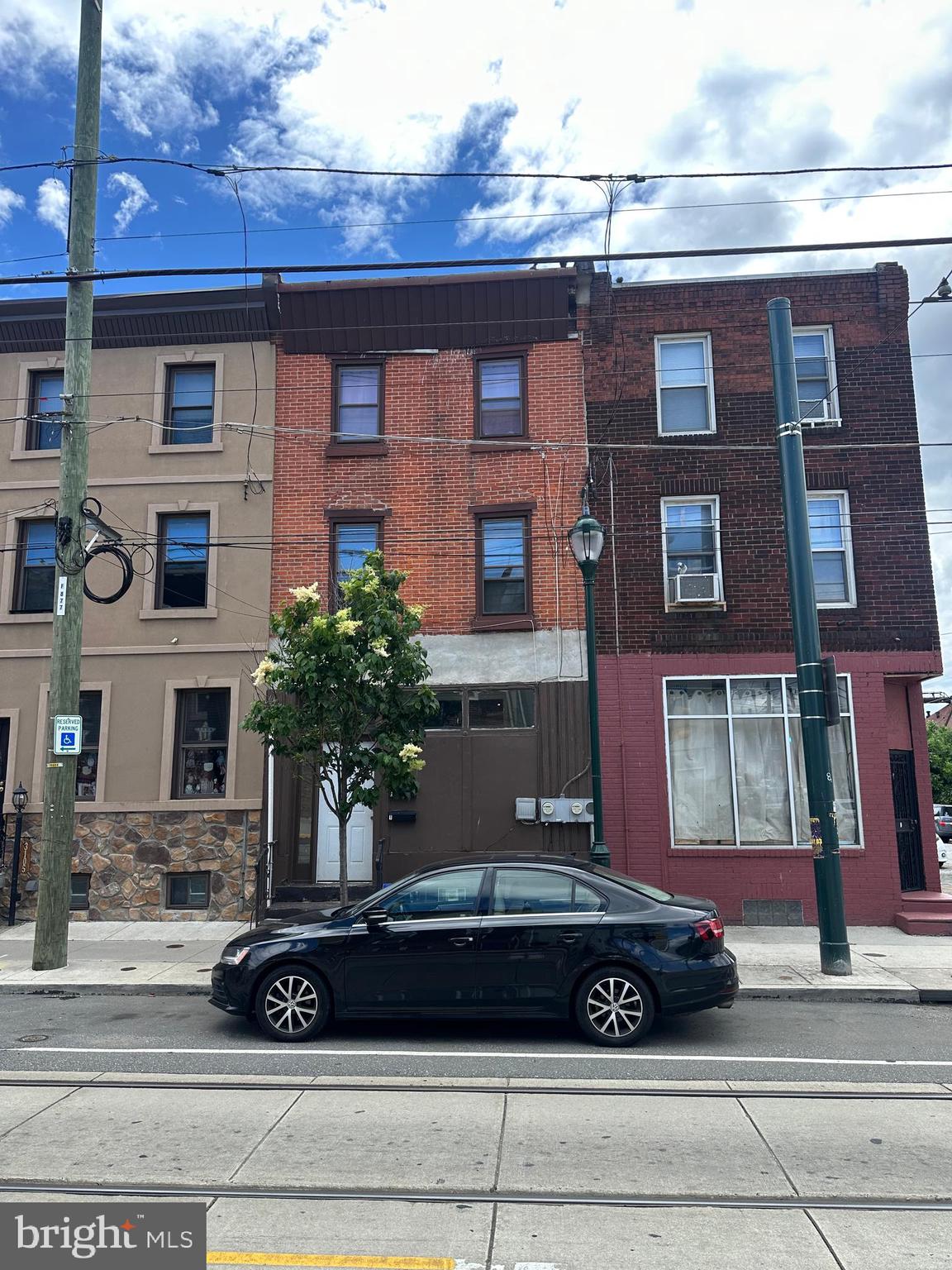 DUPLEX - Great opportunity for owner occupant or investor in prime up and coming Port Richmond !
1st floor - large 1bedroom, 1 bathroom, living room, kitchen .access to rear yard and basement use .
2nd fl- Bi-level 2nd and 3rd floor unit - 2 bedrooms , 2 bathrooms , island kitchen . living room.
Close and convenient to I95, Betsy Ross bridge , shopping , public transportation, local shops and pubs and eatery's. Separated utilities .
Please allow 24 hrs notice for showings , 1st fl has to curb dogs . Cash or Conventional only .
leases are available upon requests . Seller has never lived in the property .