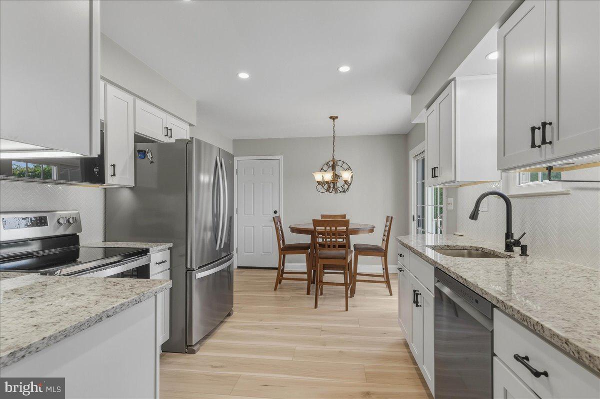 1527 BARNSWALLOW DRIVE