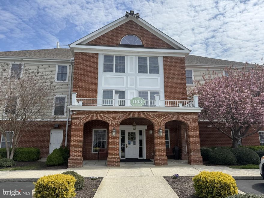 Large end unit overlooking the Mallard Landing Campus. Very clean, open floor plan with 1 bedroom, 2 full baths and den. Great for visiting guests or family. Close to the elevator. Enjoy independent living with the benefit of onsite dining, activities, and a-la-carte services. 10K flooring allowance is available with an acceptable offer.