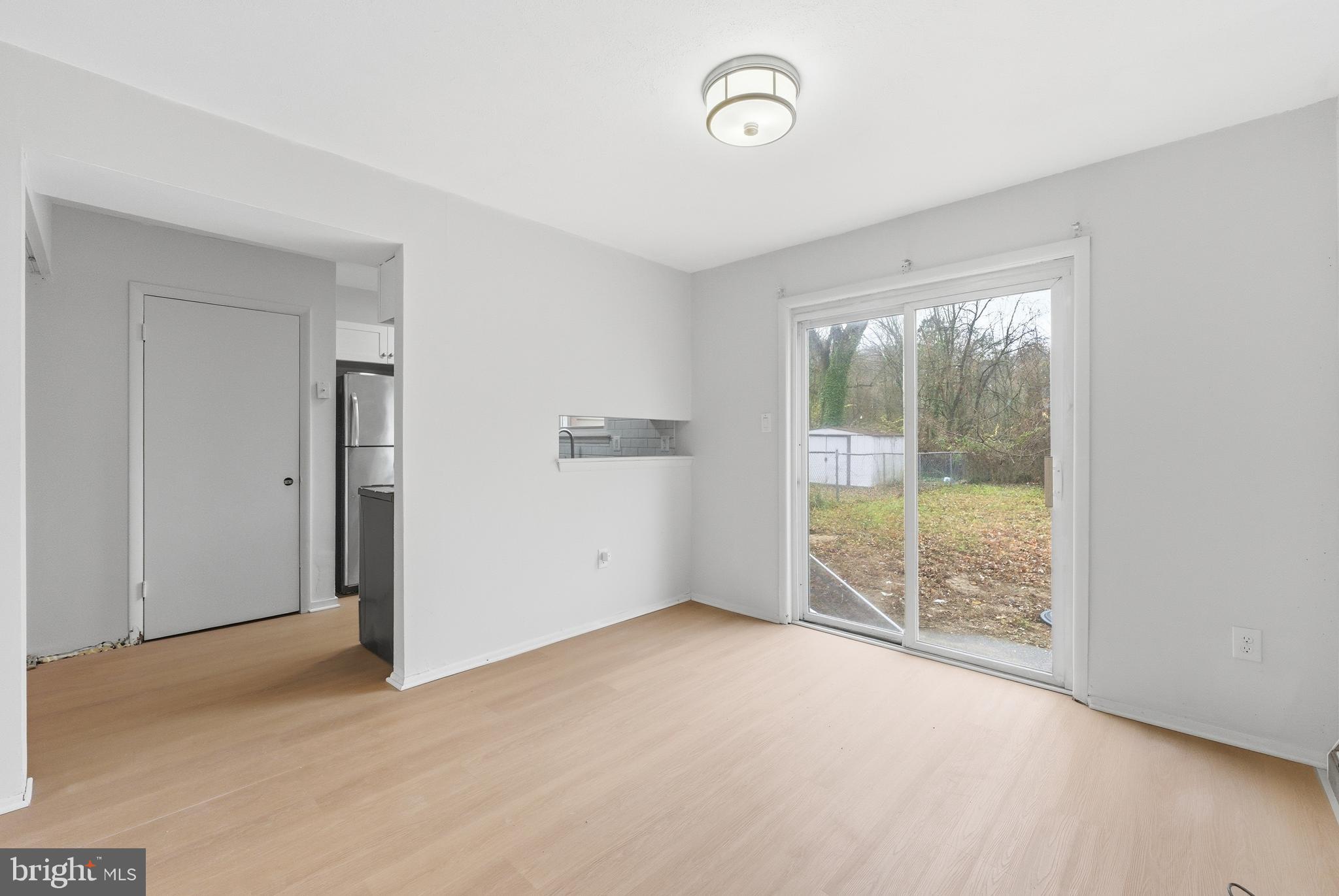 548 W LOCH LOMOND DRIVE