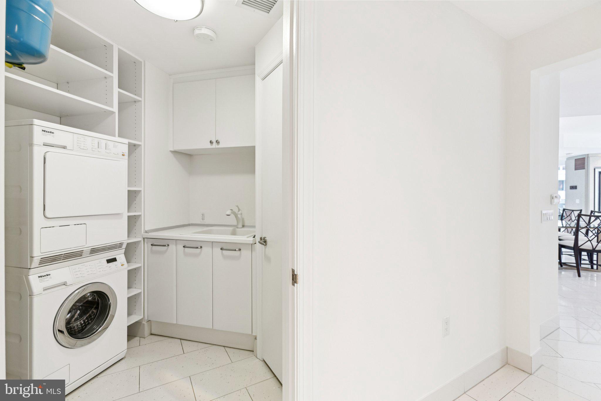 TURNBERRY TOWER - Residential