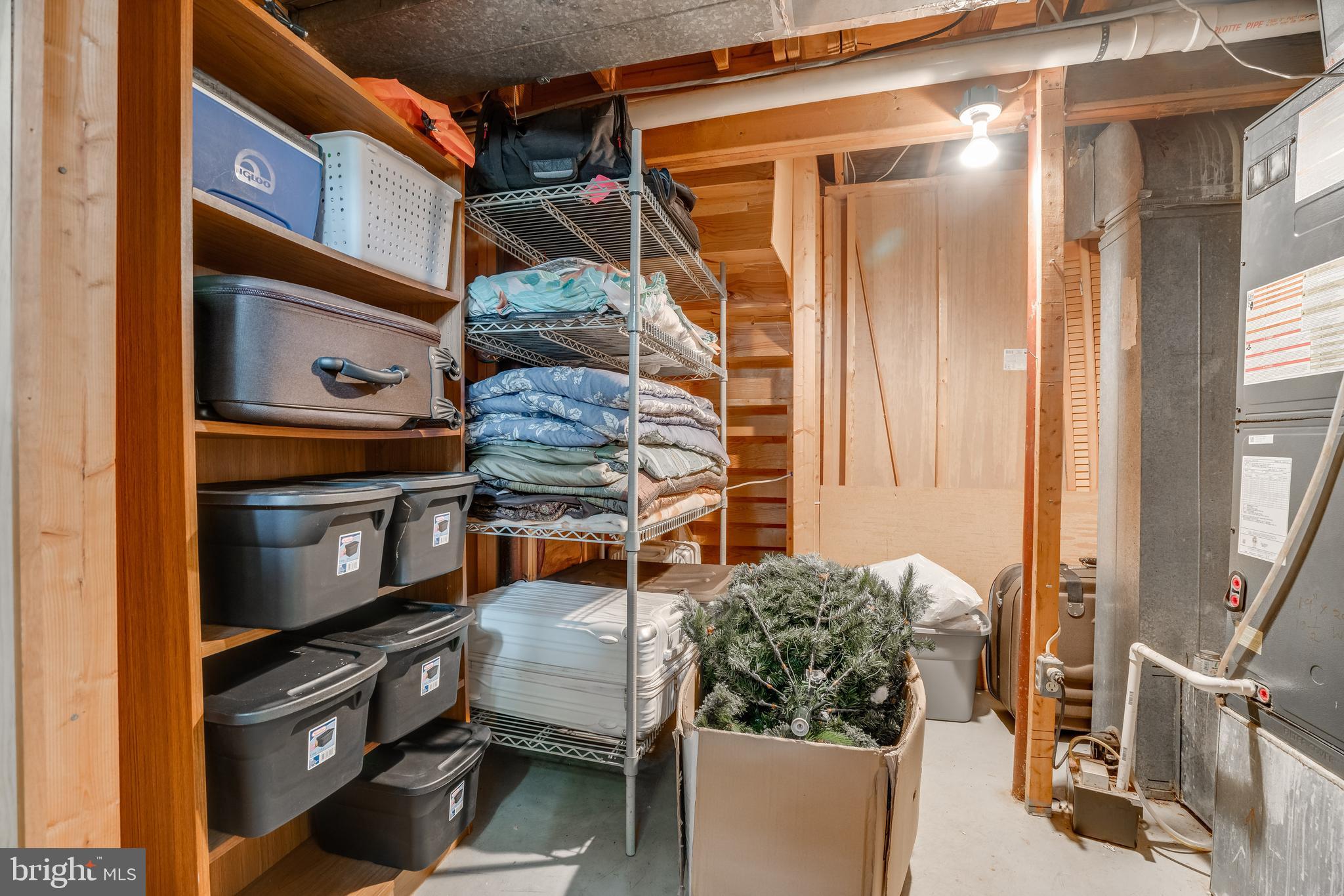 KINGSTON CHASE - Residential