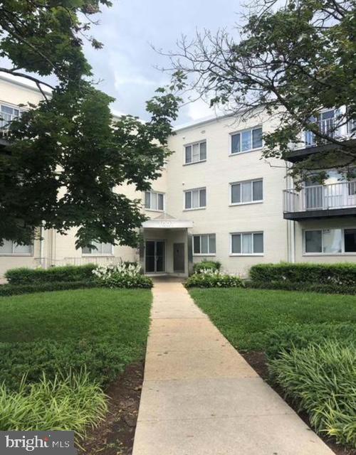 Spacious 1 Bed unit... needs some TLC. Great investment or homeowner project. Great location close to DC, Metro, shopping, bus stops an more... Unit has walk out patio, community pool and fitness center.