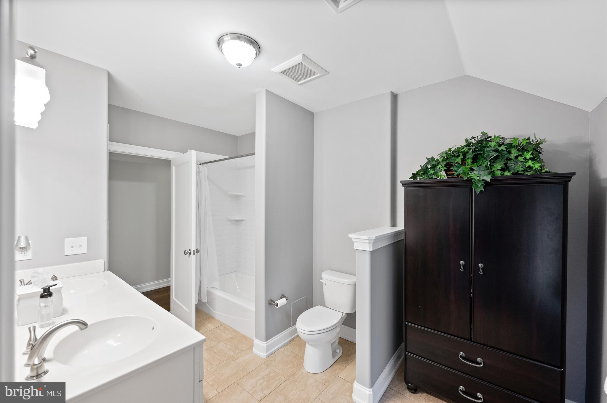 BENJAMIN HILL - Residential