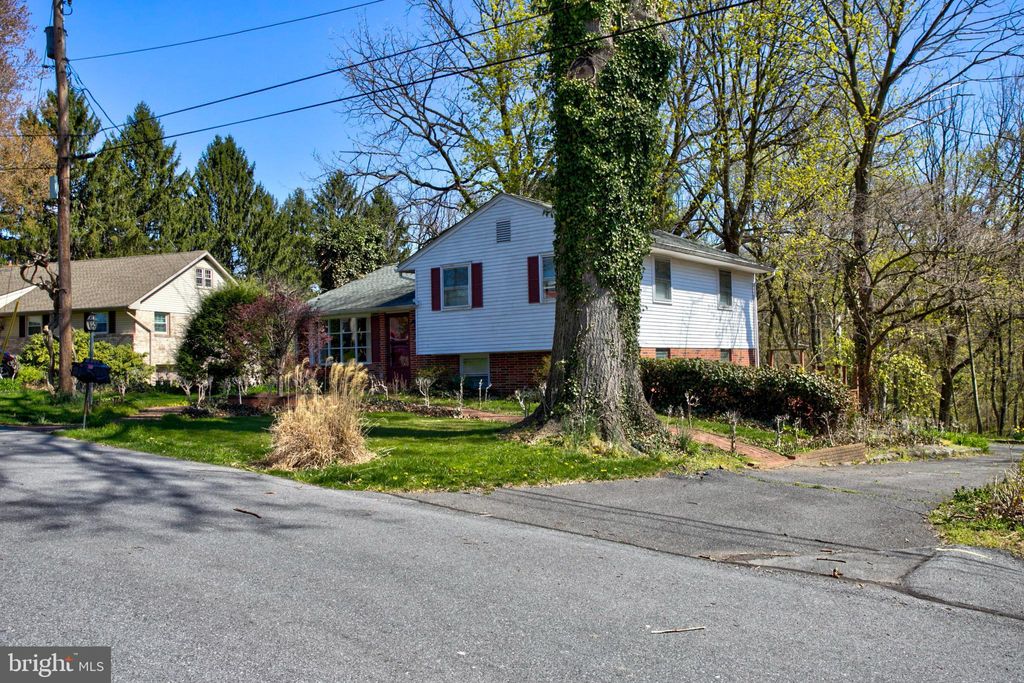 Photo of 1624 COLONIAL MANOR DR, LANCASTER, PA 17603 (MLS # PALA2033356)