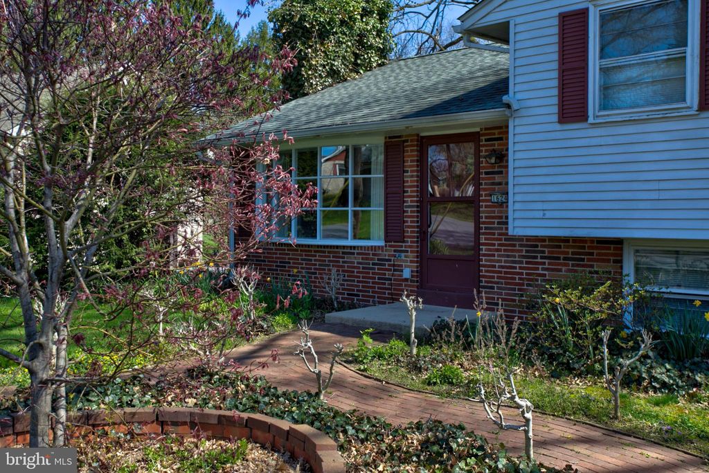 Photo of 1624 COLONIAL MANOR DR, LANCASTER, PA 17603 (MLS # PALA2033356)