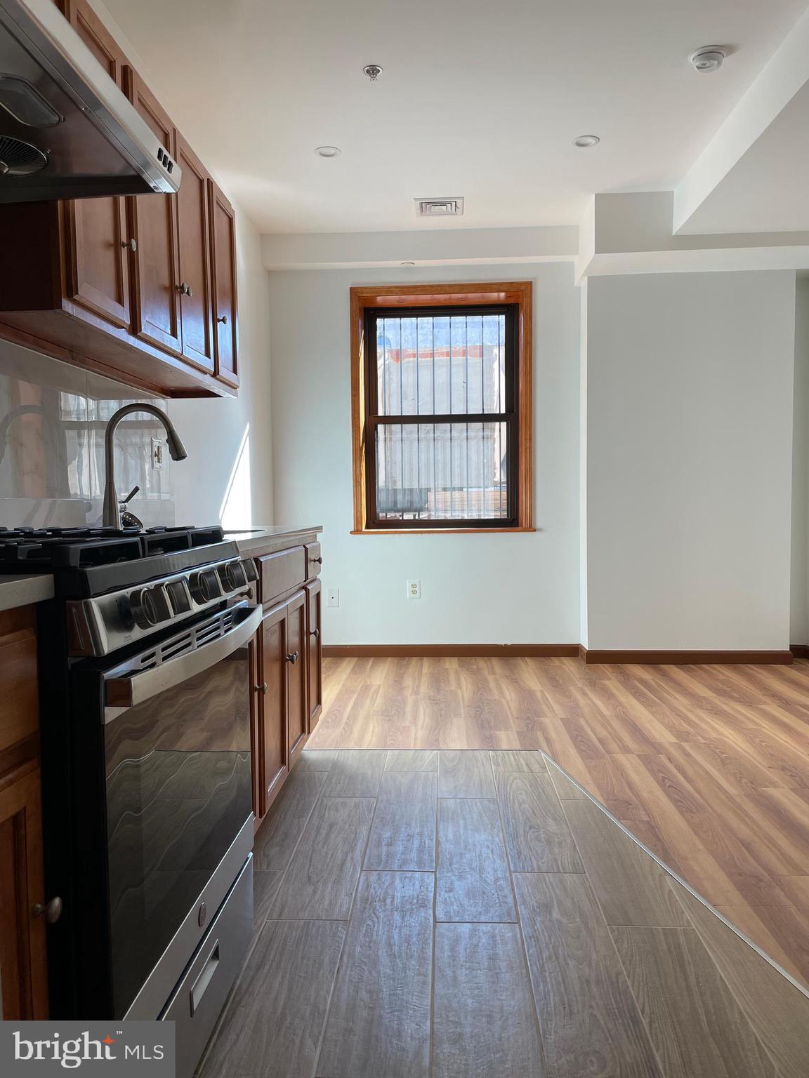 This newly renovated, modern apartment features a brand-new kitchen, bathroom, flooring, refrigerator, oven, and central air conditioning—essentially, everything is new. The unit also offers on-site laundry facilities. Ideally located within walking distance to restaurants, bars, a shopping mall, and the train station, this is the perfect place to immerse yourself in vibrant urban living.