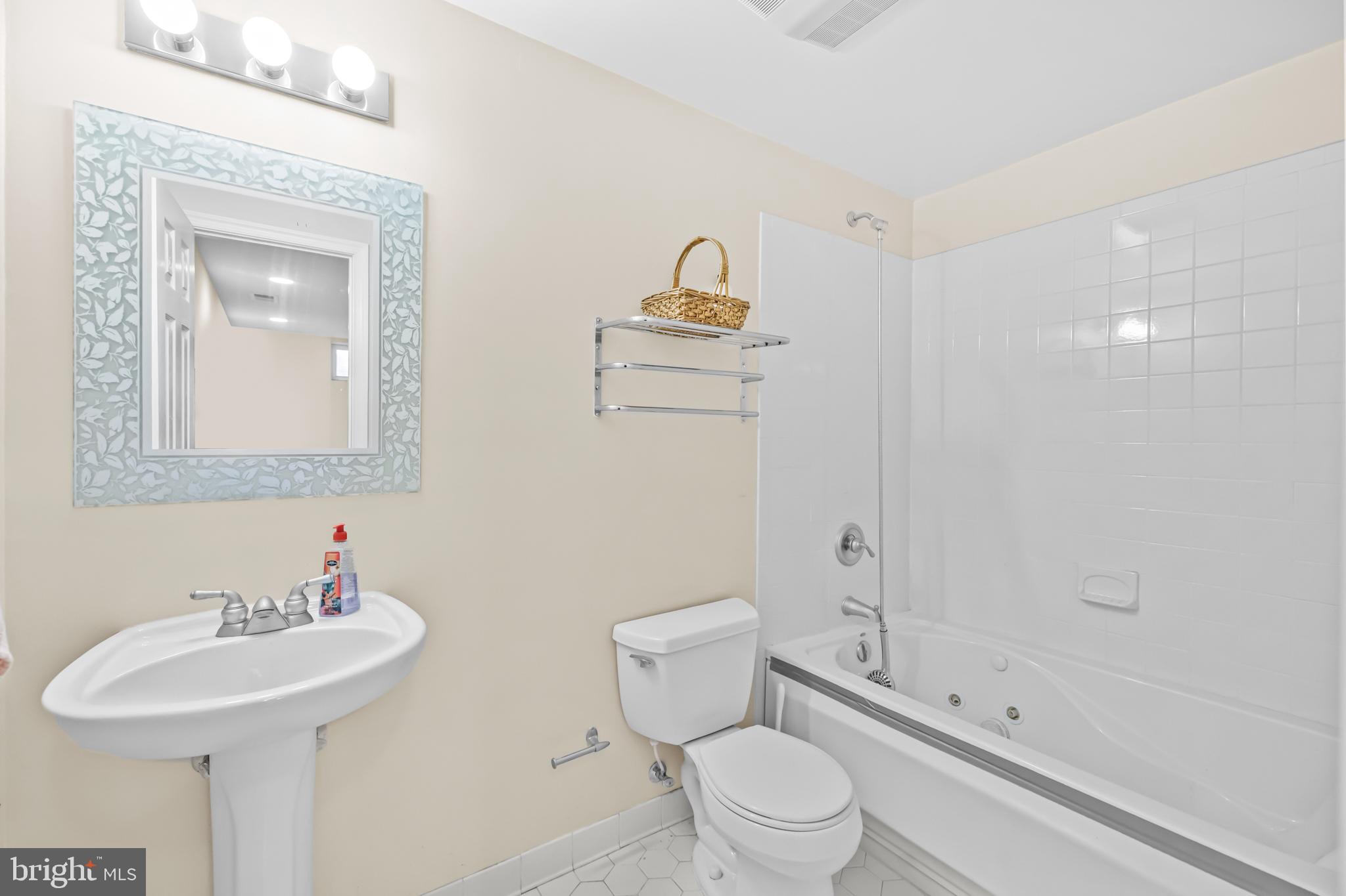 KINGSTON CHASE - Residential