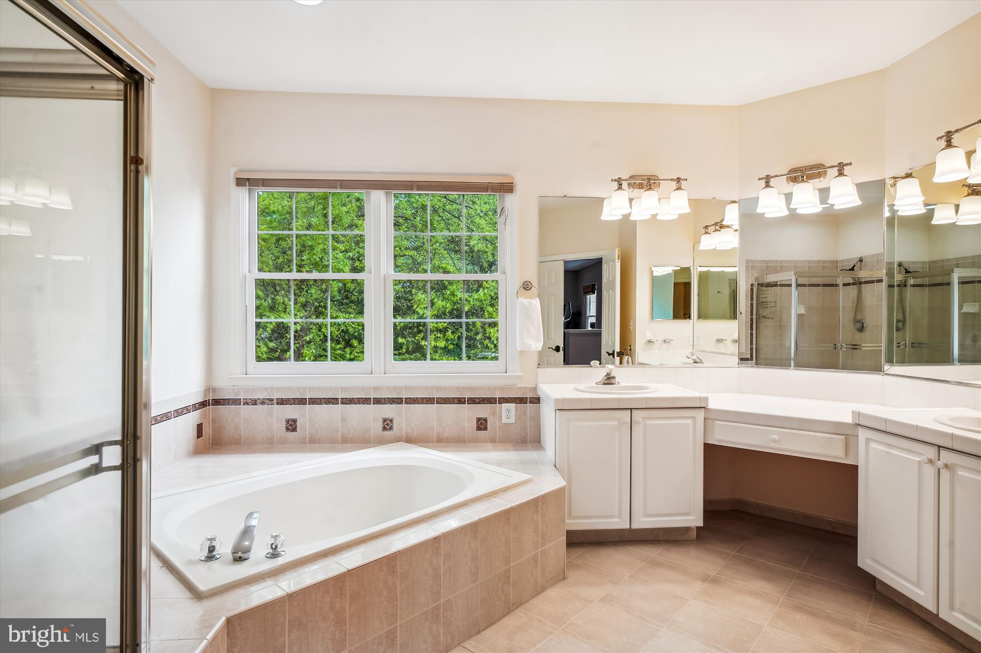 HUNTING HILL - Residential