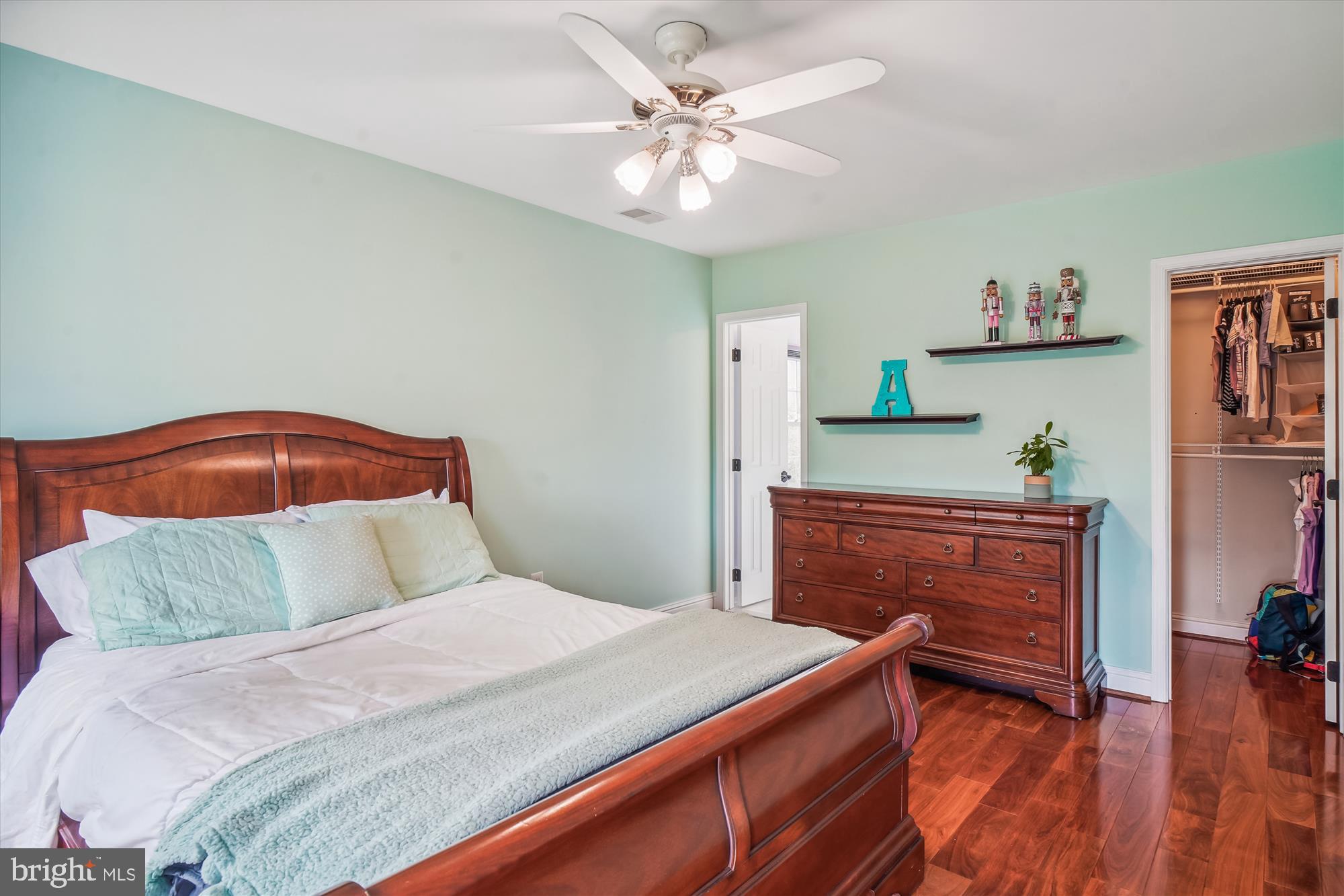 HUNTING HILL - Residential