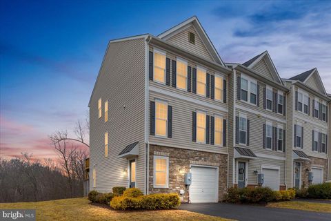 Townhouse For Sale - 142 Sequoia Drive<br/> Frederick County, WINCHESTER, VA 22602