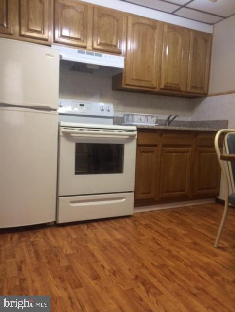 Spacious third floor 1 bedroom/studio apartment in the heart of South Philly. Kitchen & bedroom/living space divided by a door way. Ample closet space & hardwood floors throughout. Electric cooking in kitchen & room enough for dining or small living space. Bathroom features stall shower & linen closet. 2 blocks from Snyder subway station for easy commuting. Walkable to many restaurants and shops. Credit score of 680+ needed.