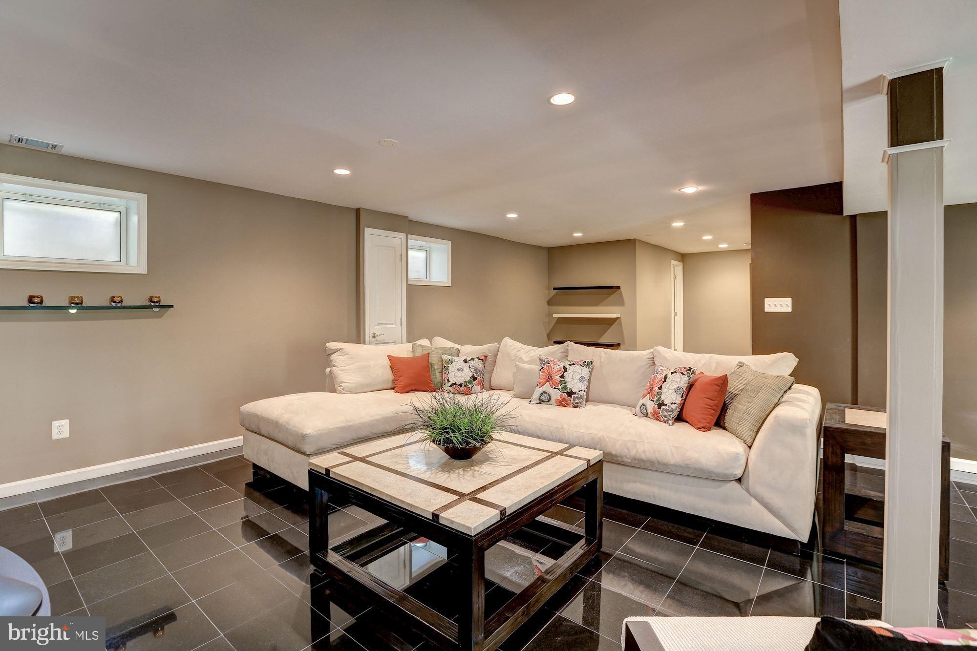 COUNTRY PLACE - Residential