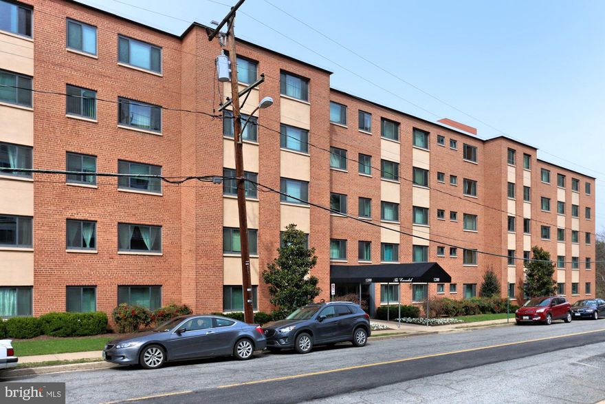 FANTASTIC LOCATION!  JUST A SHORT COMMUTE TO THE METRO OR PENTAGON.  CLEAN QUIET BUILDING.  PARKING INCLUDED W/  1 TIME $30 STICKER PURCHASE.  LAUNDRY ROOM ON SITE  ON SECOND FLOOR.  MANAGEMENT TEAM IS VERY RESPONSIVE.   GREAT DEAL FOR THE AREA!