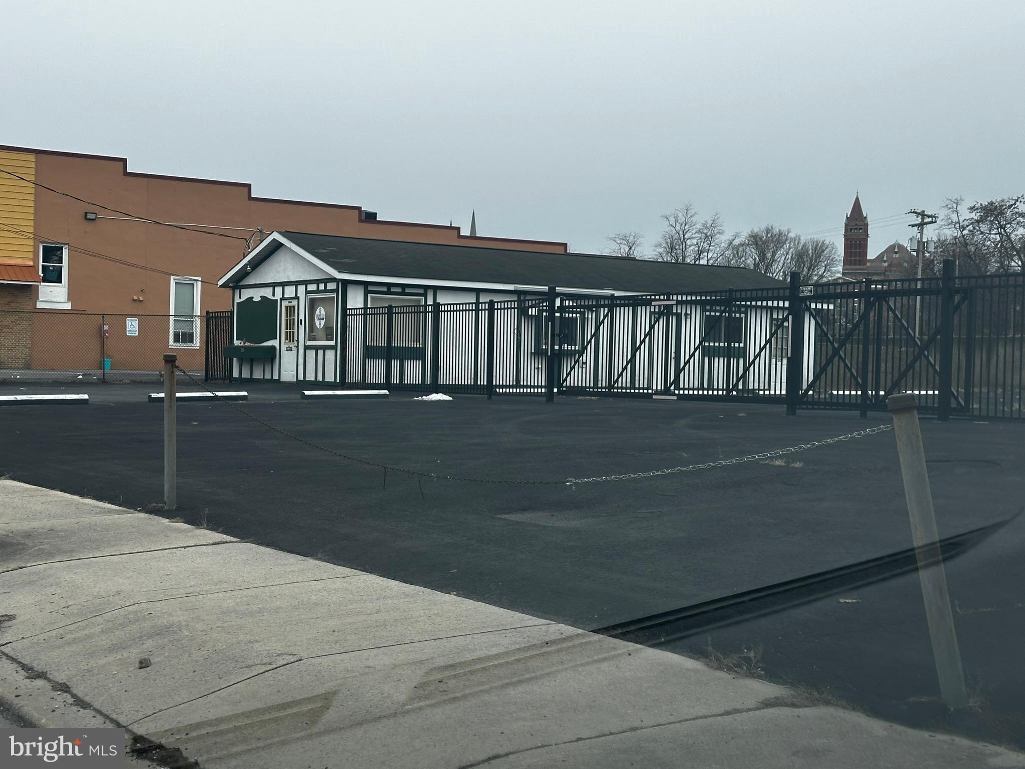 Nice 1 level 1000 sf building with small parking area (Salon now leased @ $1,000+ utilities paid by tenant). 2 Restrooms, small office in back with outside access. Fenced lot and rest of frontage is available for use or lease potential/historical $2,000/ month for lot with building. Nice fence with sliding gate for secure storage. Good rental history for building and lot. Business and Salon business assets are NOT FOR SALE.