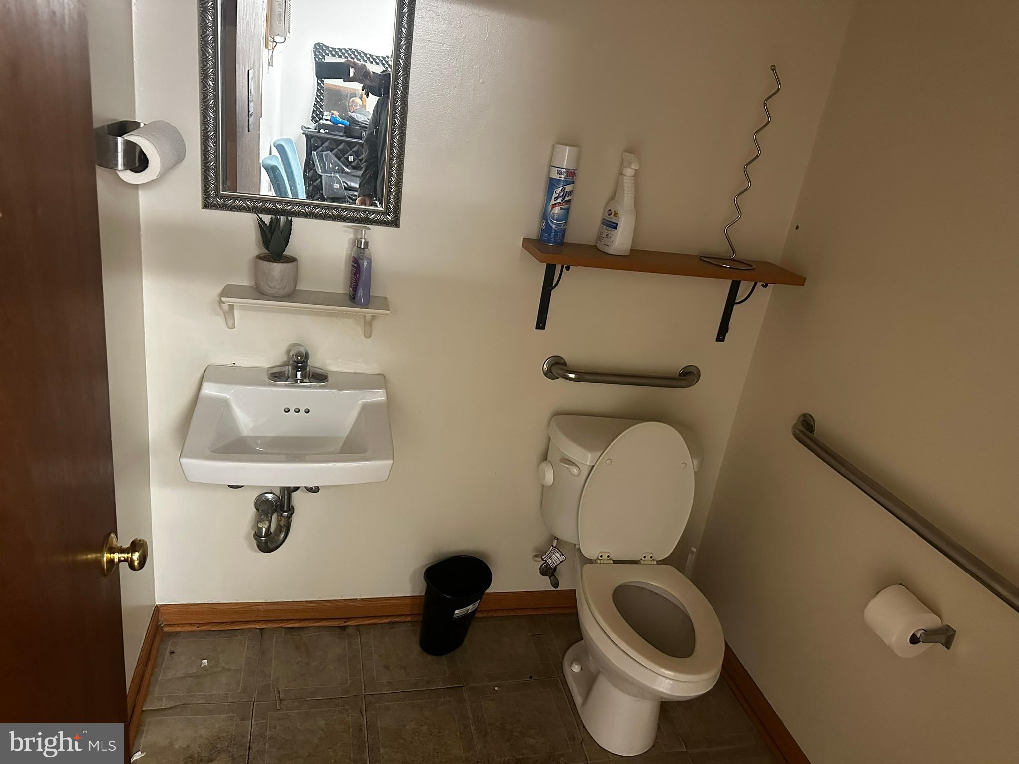 Main image without alt text