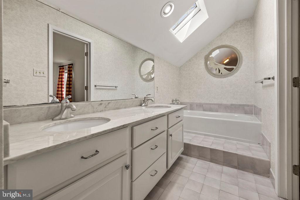 FARMS OF RND TOP - Residential