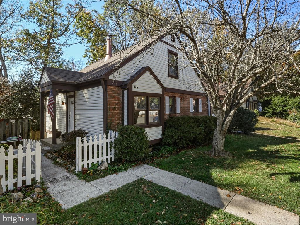 Photo of 9816 Pebble Weigh Court, BURKE, VA 22015 (MLS # VAFX2262668)