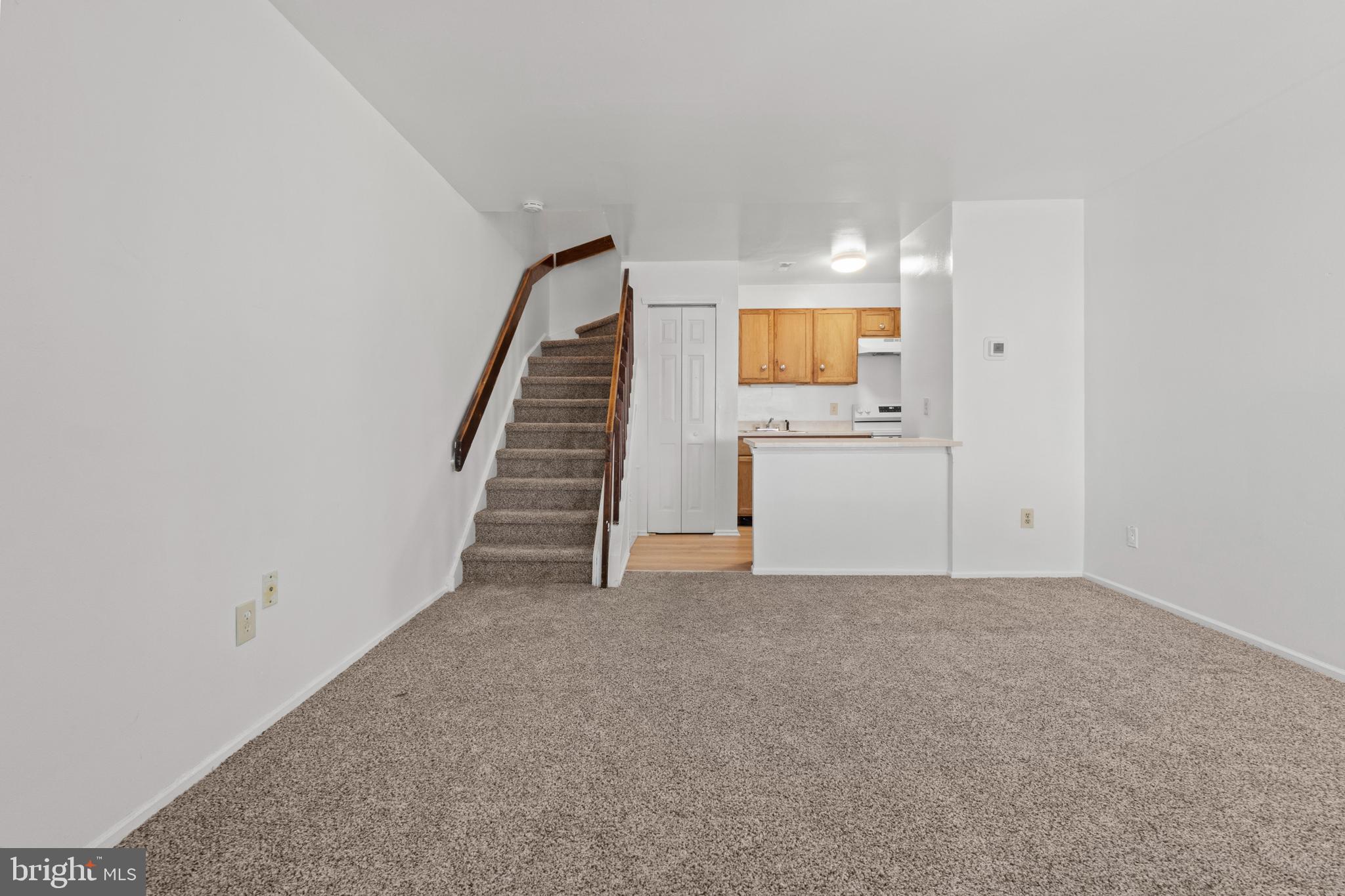 106 NEWTOWNE SQUARE