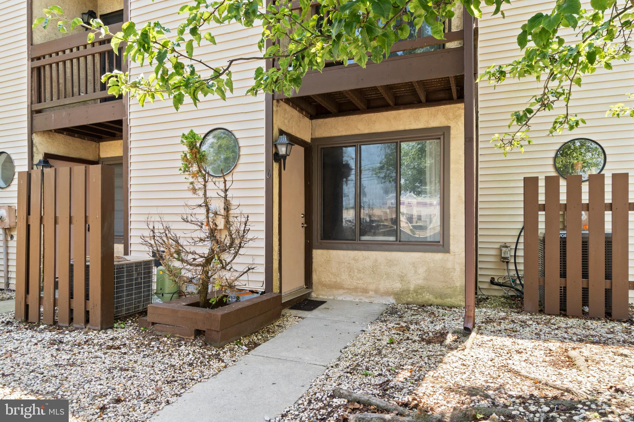 106 NEWTOWNE SQUARE