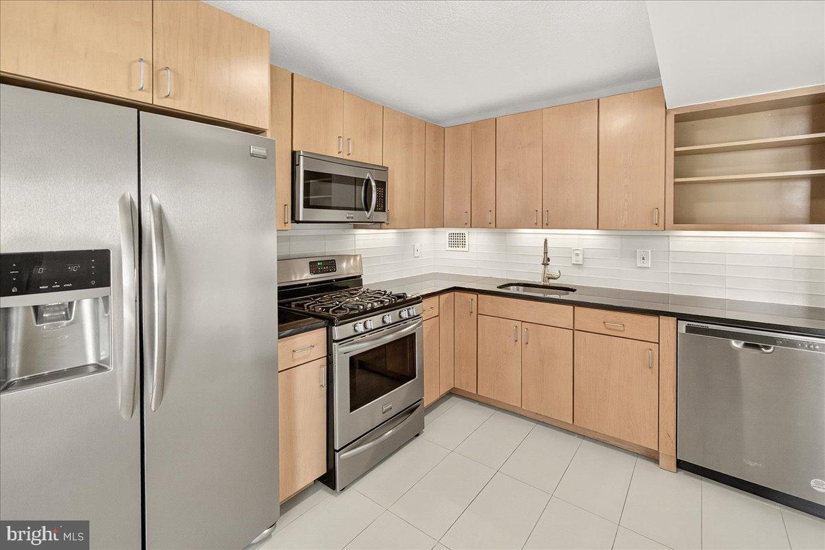 118 MONROE STREET 1208