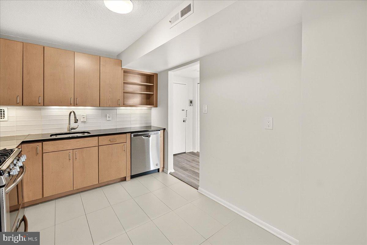 118 MONROE STREET 1208