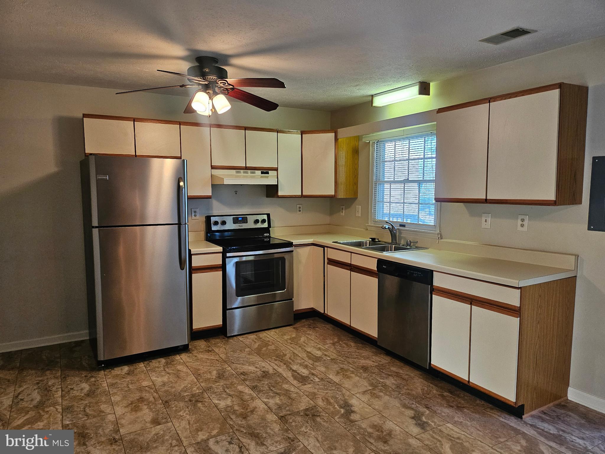 TUDOR SQUARE - Residential