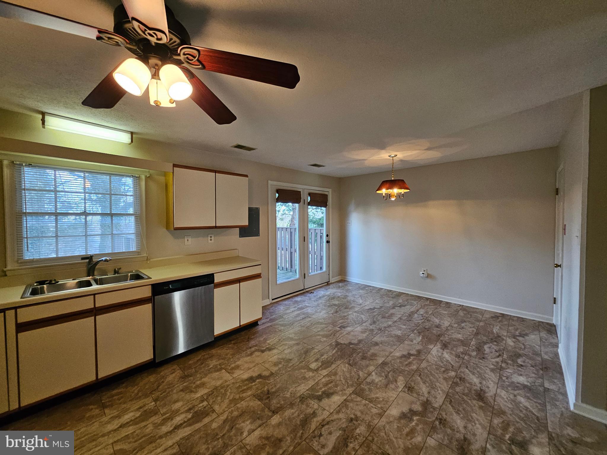 TUDOR SQUARE - Residential