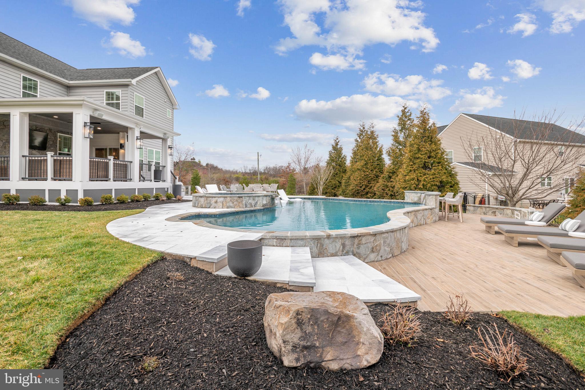 DAWSON'S CORNER - Residential