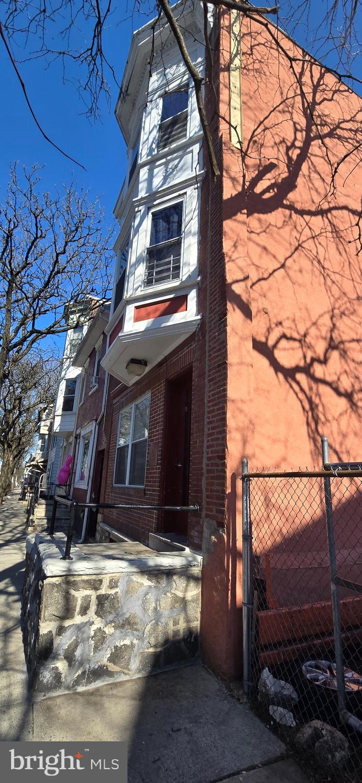 944 W WALNUT STREET