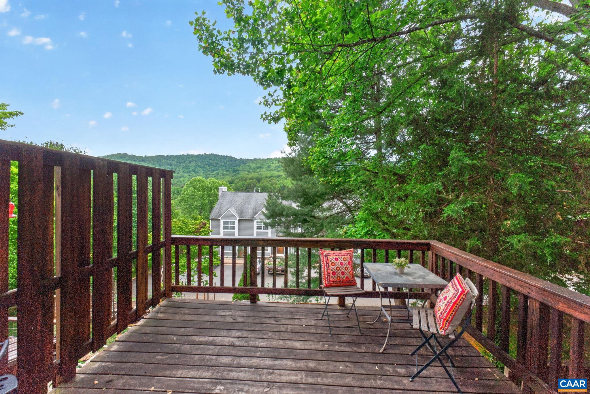 1247 MAPLE VIEW DR