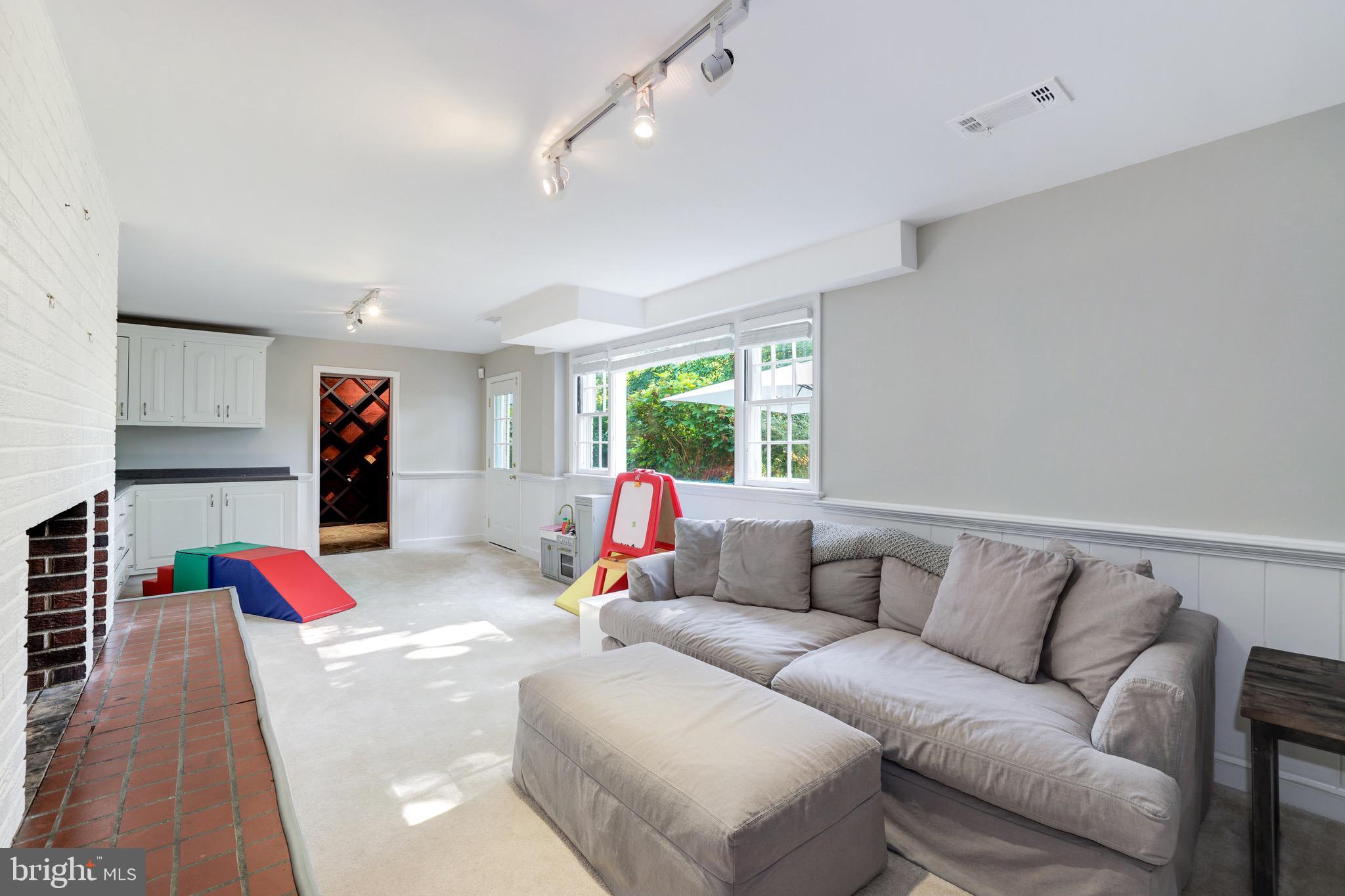 CHESTERBROOK GARDENS - Residential