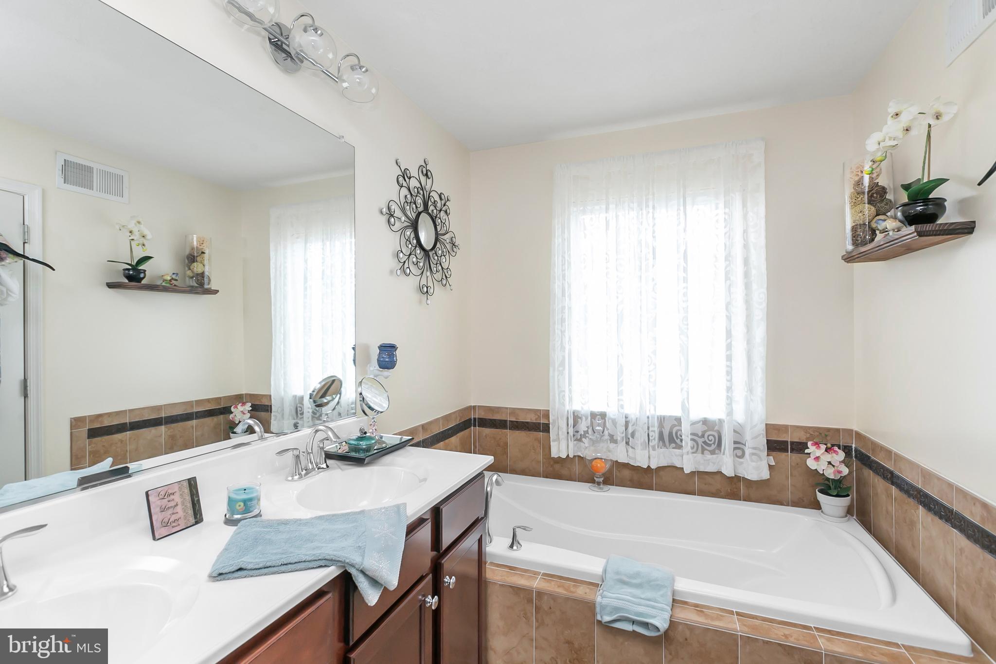 HOLLY WOODS - Residential