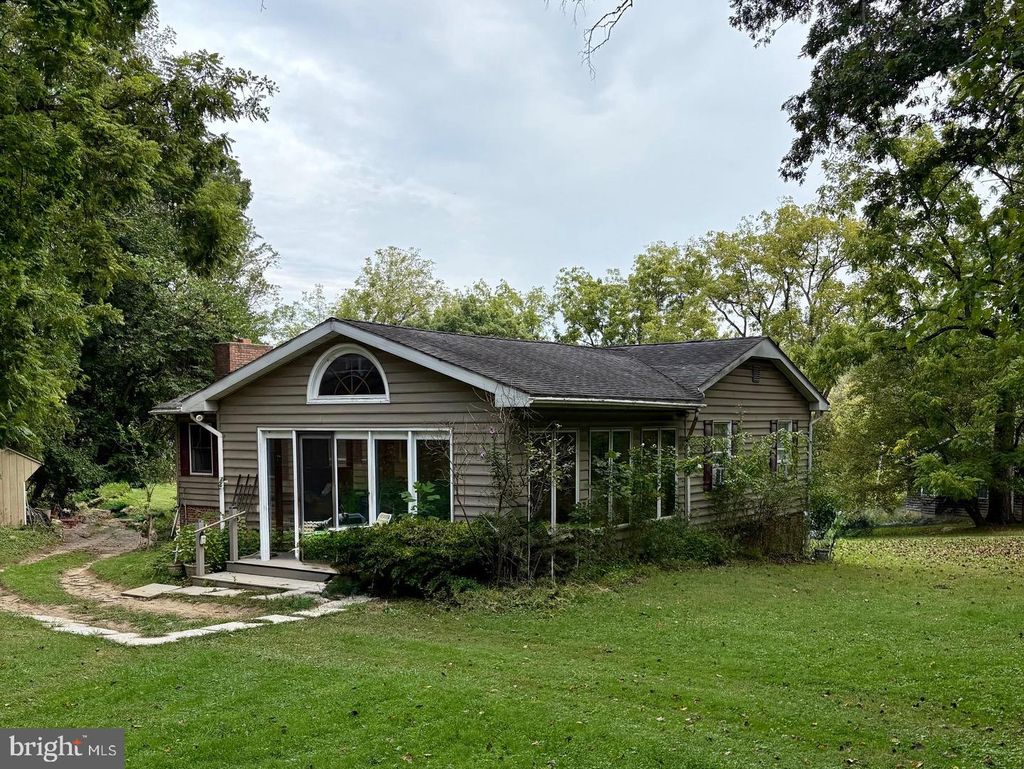 Photo of 1810 Walnut Road, BALTIMORE, MD 21209 (MLS # MDBA2183304)