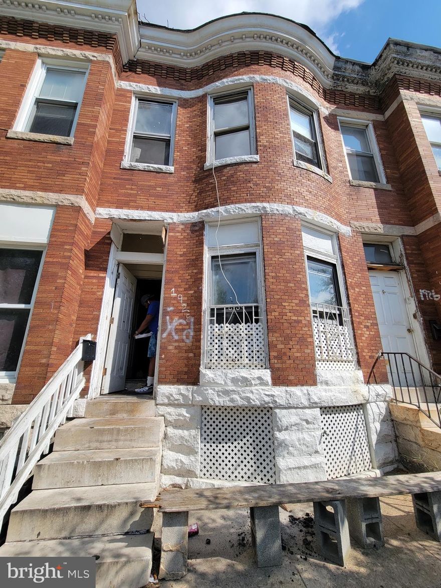 THIS IS A GREAT OPPORTUNITY FOR AN INVESTOR!  BLANK CANVASS TO WORK WITH.  GREAT NEIGHBORHOOD AND GOOD RENT RETURN!  SCHEDULE YOU SHOWING TODAY!