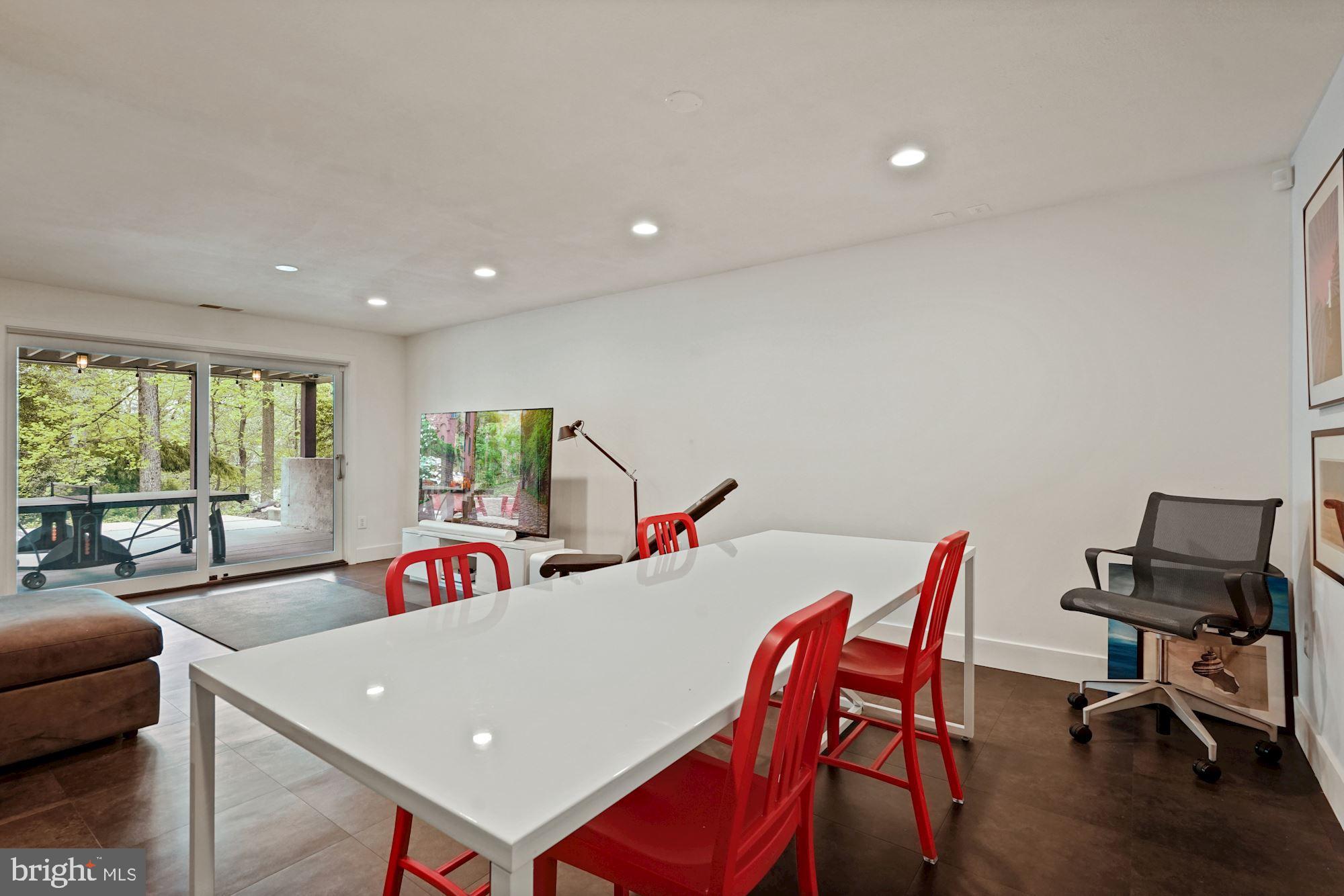 WILLIAMSBURG VILLAGE - Residential