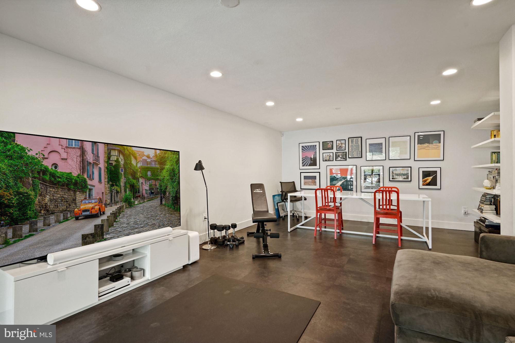 WILLIAMSBURG VILLAGE - Residential