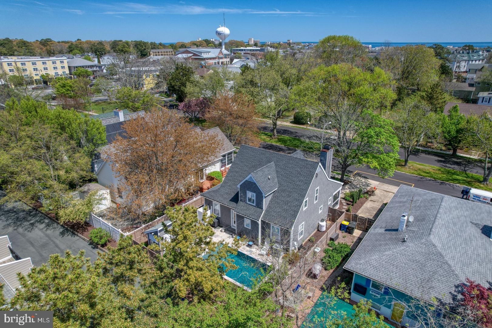 COUNTRY CLUB ESTATES - Residential