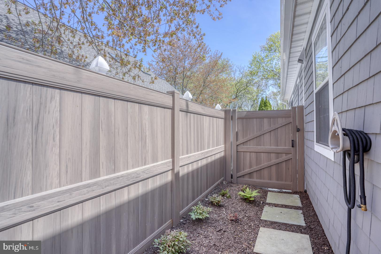 COUNTRY CLUB ESTATES - Residential