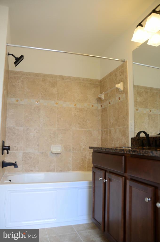 SIGNATURE AT BROADLANDS - Residential Lease