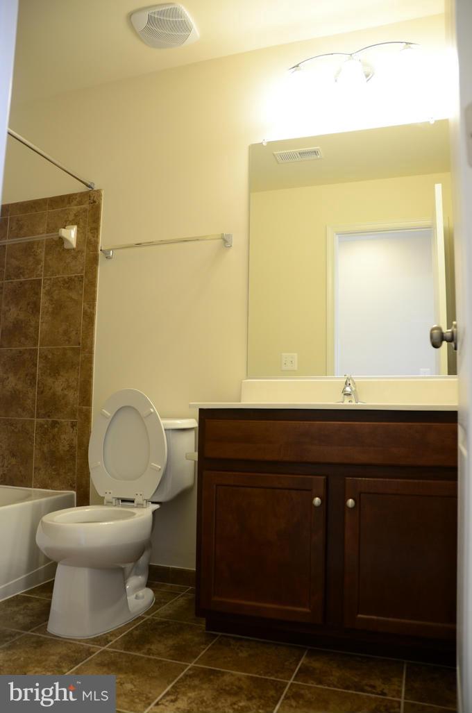 SIGNATURE AT BROADLANDS - Residential Lease