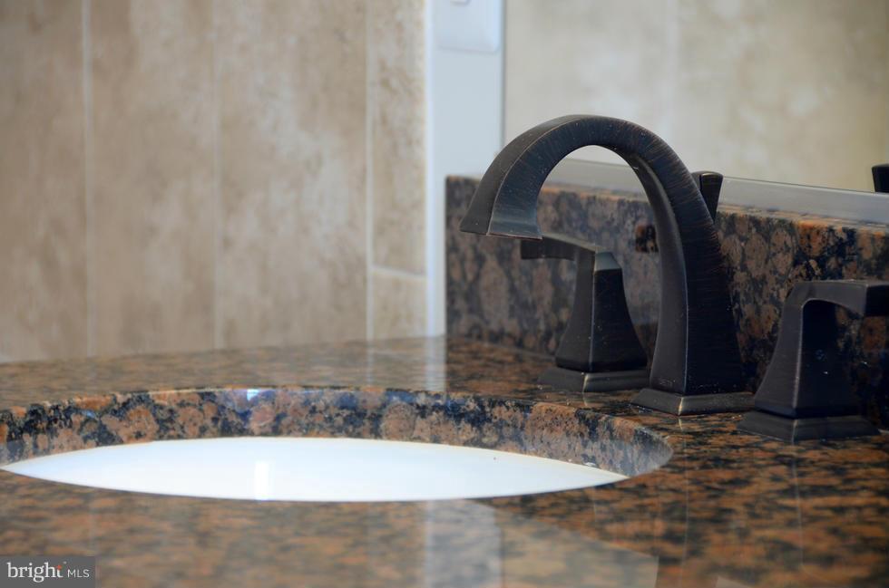 SIGNATURE AT BROADLANDS - Residential Lease