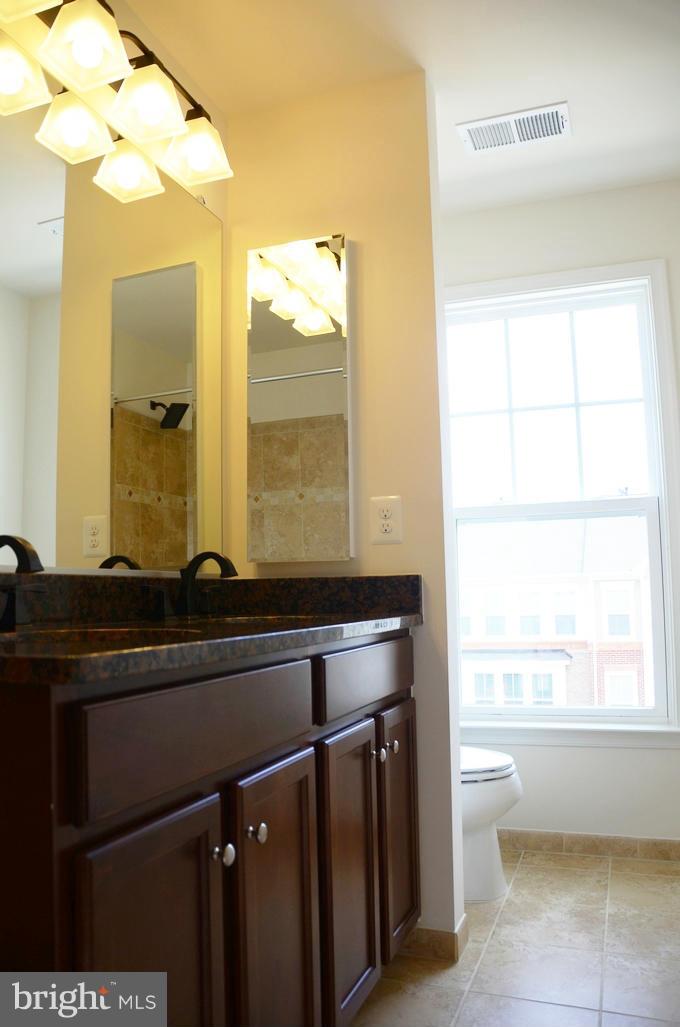 SIGNATURE AT BROADLANDS - Residential Lease