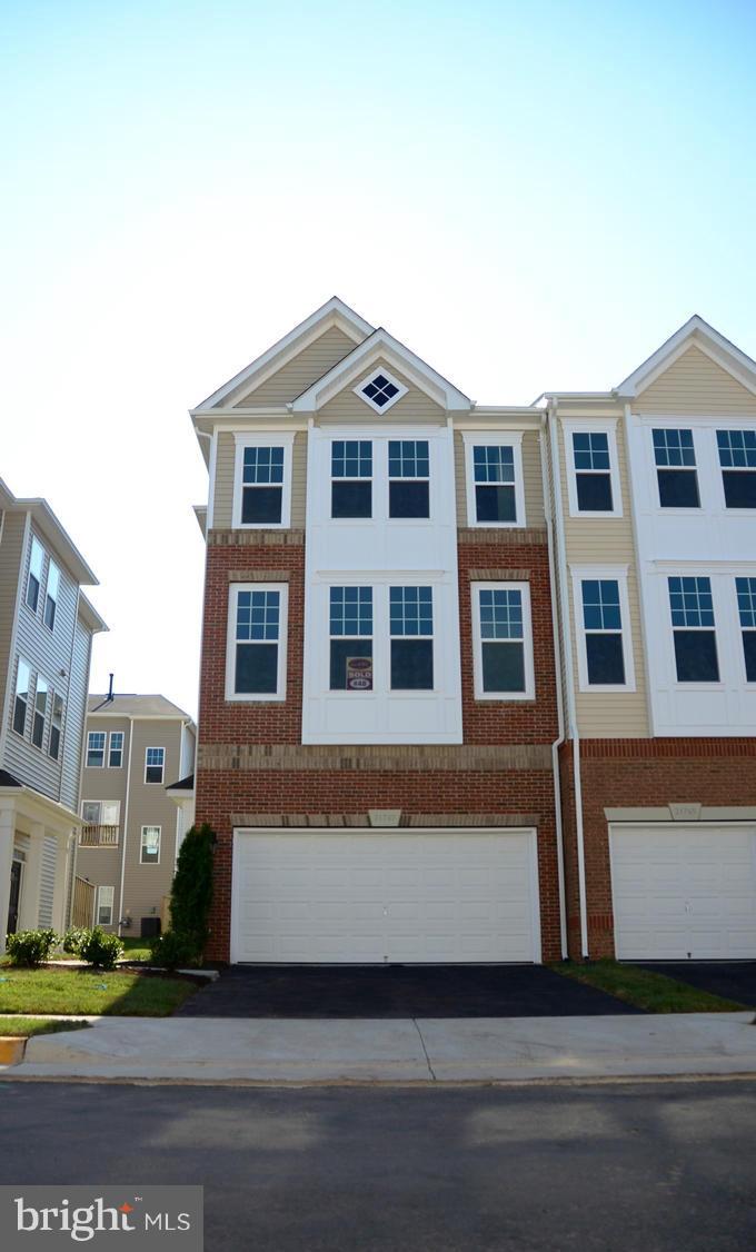 SIGNATURE AT BROADLANDS - Residential Lease