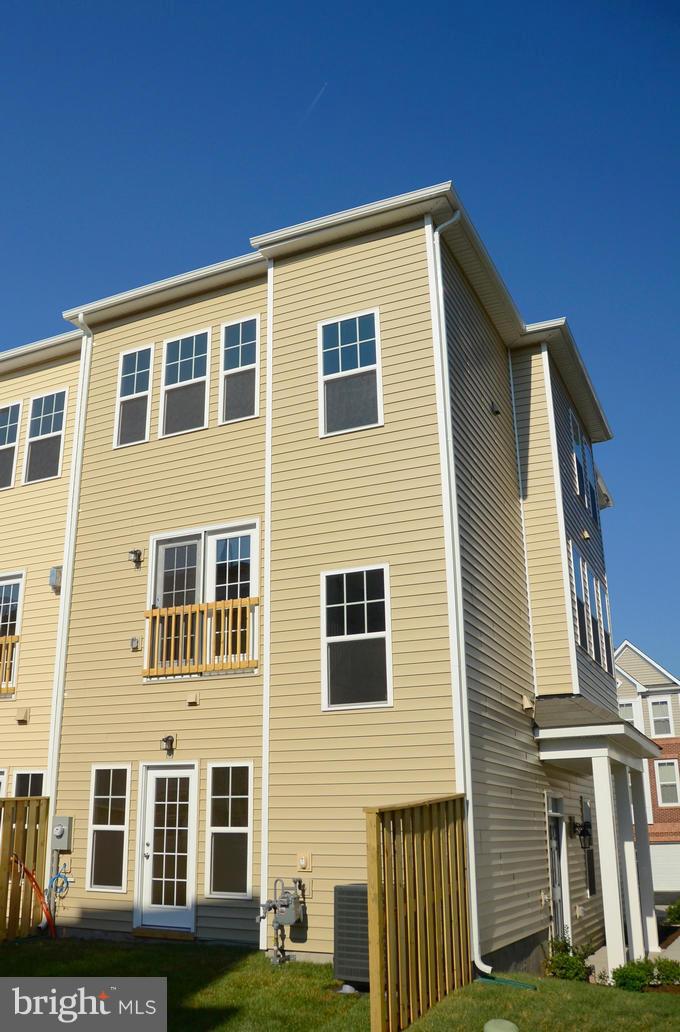 SIGNATURE AT BROADLANDS - Residential Lease